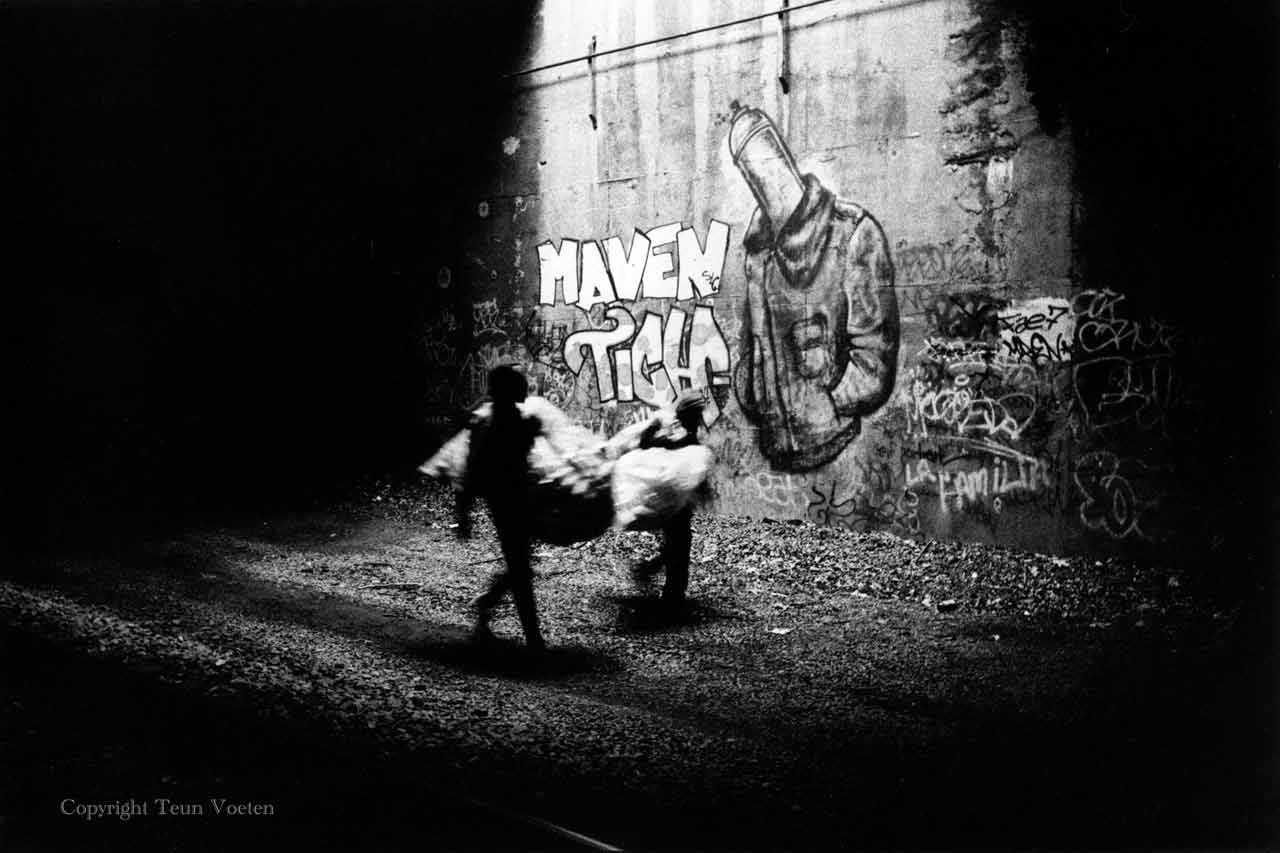 tunnel people photo